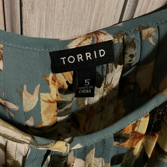 Do not fit. Torrid size 5 Sun flower top. - Picture 2 of 3